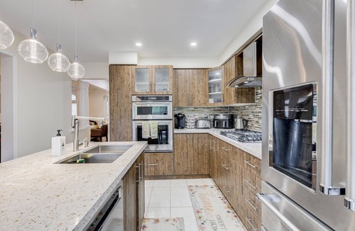 East Credit House | Spacious Upscale 4BR Detached Retreat with Parking
