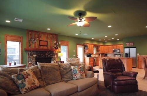 Hoyt House | Spacious water front 6-bedroom house with Dock, WiFi in charming Lake Eufaula