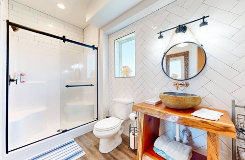 Freeport House | Spacious water view home full of nautical charm - balcony, grill, chef's kitchen