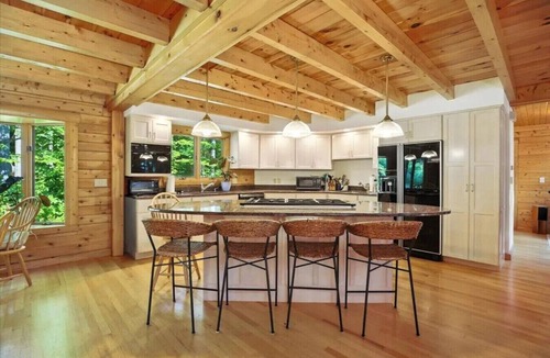 Wayne House | Spacious Waterfront Log Home on Huge Lake in Private Cove: Host Weddings
