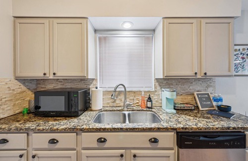 Ottawa House | Spacious & well designed 3br/1.5ba w/ Fiber Wi-Fi!
