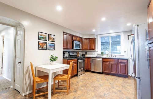 South Side Slopes House | Spacious3BR Pittsburgh Retreat | 5 Beds&Workspaces