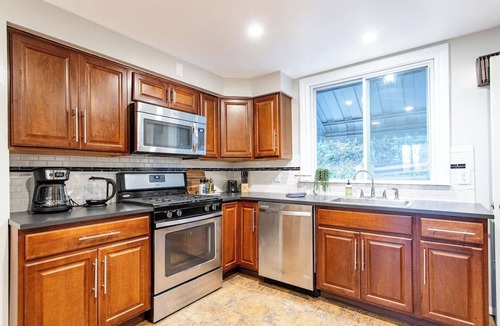 South Side Slopes House | Spacious3BR Pittsburgh Retreat | 5 Beds&Workspaces