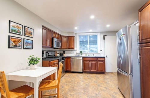 South Side Slopes House | Spacious5BR Pittsburgh Retreat | 9 Beds&Workspaces