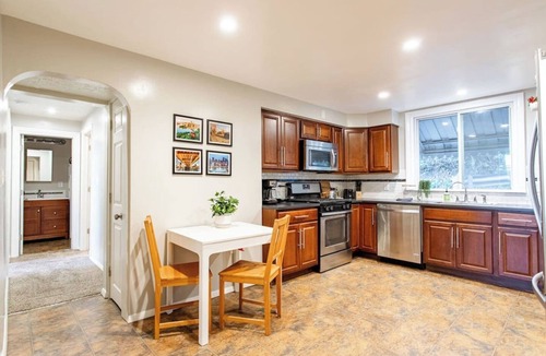 South Side Slopes House | Spacious5BR Pittsburgh Retreat | 9 Beds&Workspaces