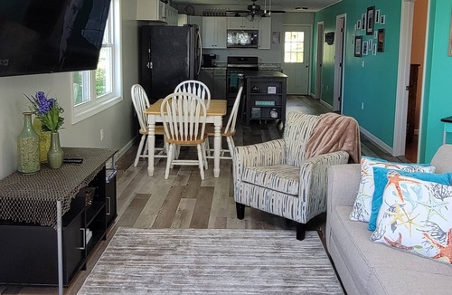 North East Cottage | Spectacular Lake Erie Sunsets with beach access