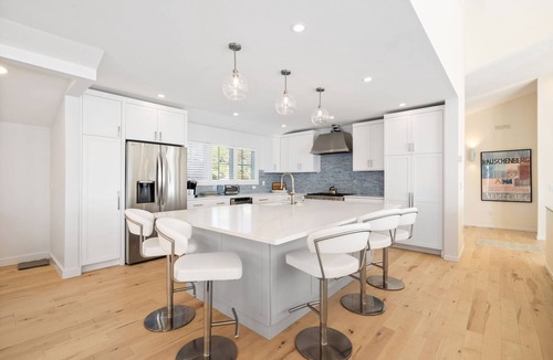 Narragansett House | Spectacular Waterfront Home in Bonnet Shores!