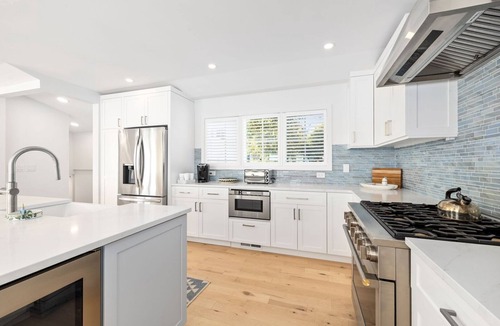 Narragansett House | Spectacular Waterfront Home in Bonnet Shores!
