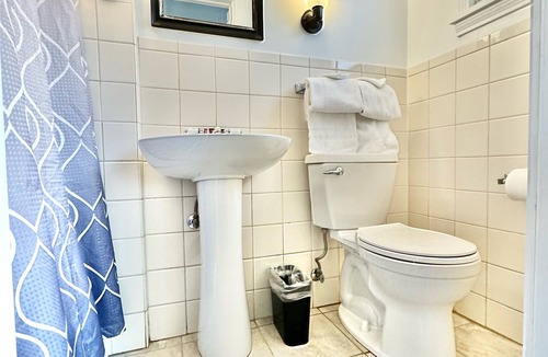 North Greece House | Spencerport - Cozy Cabin Inn - Sleeps 2, 1 Full Size Bed