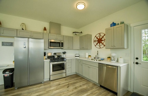 Kachemak House | Spit and Mountain Views! July 28/29, Single August Days Open!