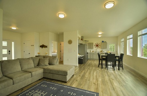 Kachemak House | Spit and Mountain Views! July 28/29, Single August Days Open!