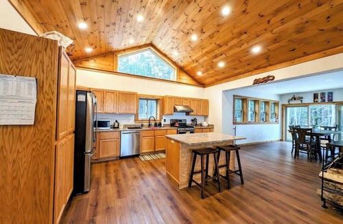 Ellsworth House | Sportsmans Waterfront Log Cabin