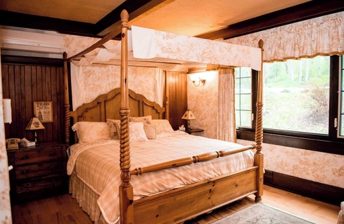 Auburn House | Springside Inn