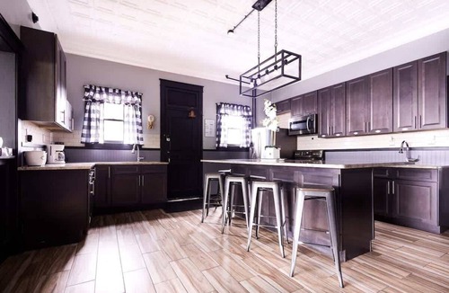 Niagara Falls House | Staneks Pub- 8BR 2.5 Bath Close to Niagara Falls
