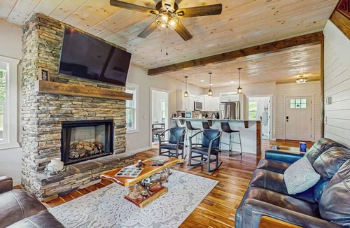 Morganton Cabin | Starry Meadow - Where Mountains Meet the Milky Way