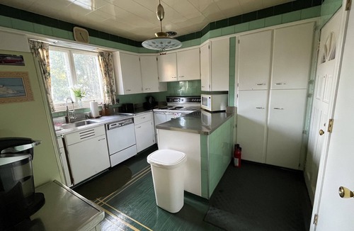 Butler Apartment | Stately Retreat with King sized bed. 1 1/2 baths!