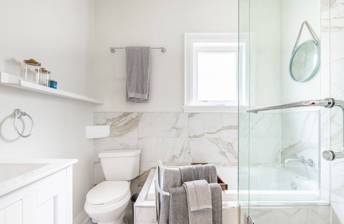 The Beaches House | Steps from Beach. GorgeousModern 2bdr loft & patio