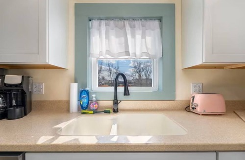 Mount Vernon House | Steps to Ariel Park/Renovated 2BR Retreat