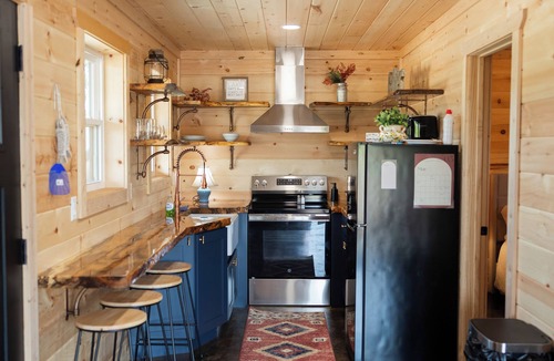 Stockton Cabin | Stockton Lake Dam Cabin with Hot tub! Less than 0.25 miles from the Lake