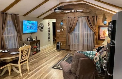 Fort Worth Cabin | Stockyards-Walk 1.5 Block to StockYards-Cowboy Cabin, TCU close by