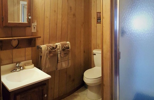Blue Eye Cabin | Studio #12 –Relaxing Table Rock Lake Getaway at Happy Hollow Resort