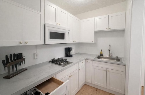 East Avenue Apartment | Studio in High FallsCozyTVKitchenDowntown