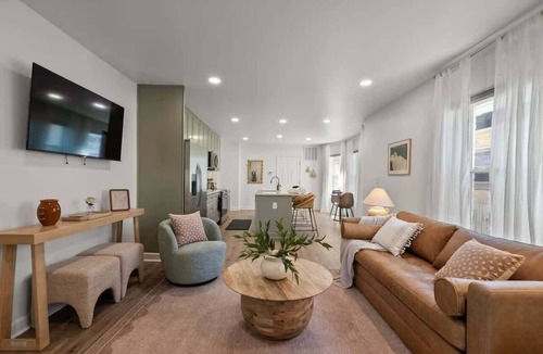 Clintonville Apartment | Stunning 2 BR - Parking and Walk to Park