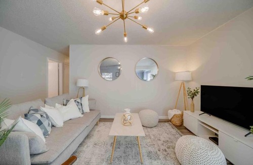 Plano House | Stunning 4BR 2BA Hot Tub Cozy Holiday Home in Plano