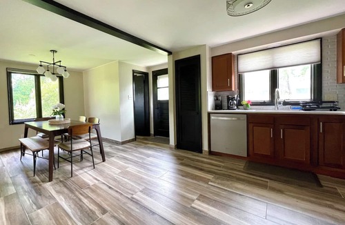 Amherst House | Stunning 6-Bedroom Modern Home, Perfect for Wedding Party/Family Reunion