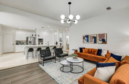 Rowlett House | Stunning 6BR, Pool - Great for Big Groups