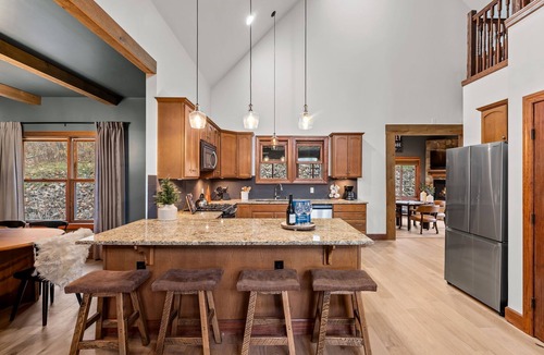 Ellicottville Cabin | ⛷️ Stunning 8 Bed Mountain Chalet | Steps from Holiday Valley | Hot Tub, Sauna, Theatre & Bar