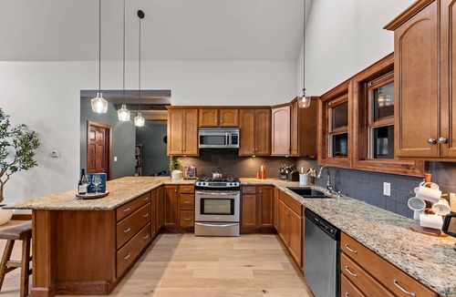 Ellicottville Cabin | ⛷️ Stunning 8 Bed Mountain Chalet | Steps from Holiday Valley | Hot Tub, Sauna, Theatre & Bar