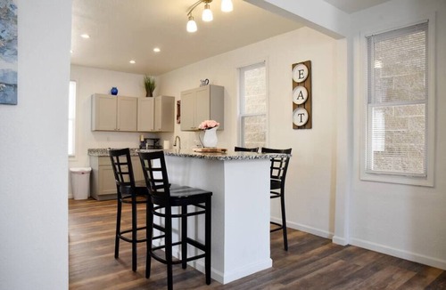 Crafton House | Stunning Apartment Near Downtown North Shore & More