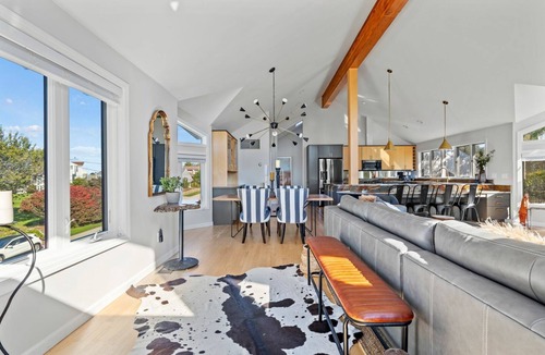 Narragansett House | Stunning coastal home with great ocean views & only a 6 minute walk to beach!