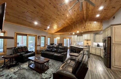 Tellico Plains Cabin | Stunning Cottage with Game Room, Spa Bath and Barbecue in Tellico Plains, Tennessee