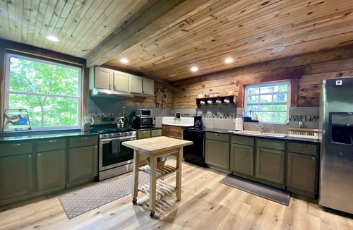 Boles Cabin | Stunning Group Cabin with Beautiful Surroundings and Hiking Trails in Arkansas