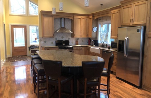 Town of Jerusalem House | Stunning Lakefront Family Friendly getaway