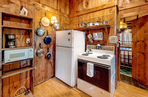 Boothbay Harbor Cabin | Stunning log cabin with fireplace & nature views - near shopping & dining