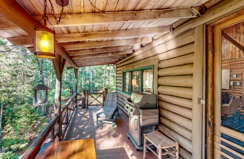 Boothbay Harbor Cabin | Stunning log cabin with fireplace & nature views - near shopping & dining
