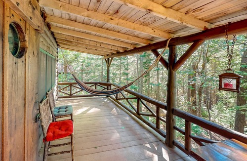 Boothbay Harbor Cabin | Stunning log cabin with fireplace & nature views - near shopping & dining