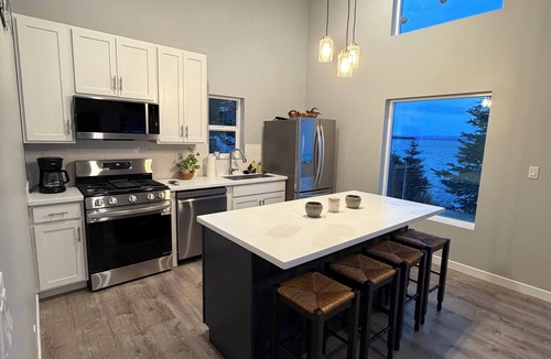 Homer Cabin | Stunning modern 2-bedroom Beach House with waterfront and glacier views