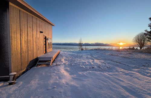 Homer Cabin | Stunning modern 2-bedroom Beach House with waterfront and glacier views