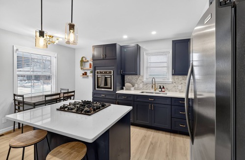 Parma House | Stunning Modern Home close to Downtown & Airport