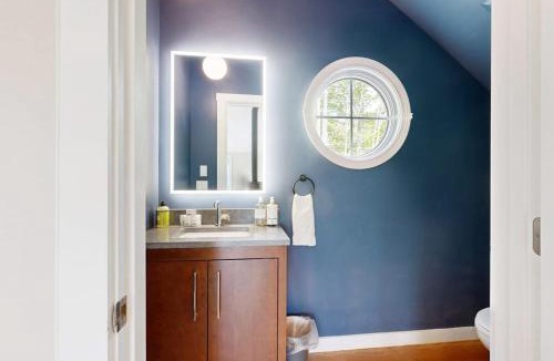 Edgecomb House | Stunning riverfront home, hot tub, BBQ, and washer & dryer