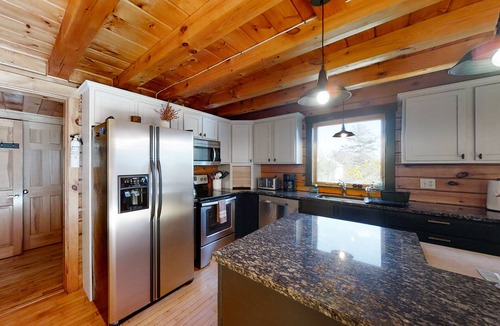 Boothbay Harbor Cabin | Stunning & Spacious Log Cabin in the Woods