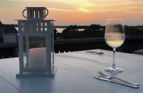 New Shoreham House | Stunning Sunsets with beach access! Now with air conditioning downstairs.