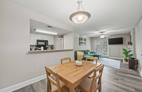 Addison Apartment | Stylish 1BR + pool Walk to Bars & Bites in the heart of Addison