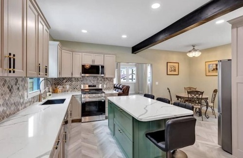 Cleveland House | Stylish 3 Bedroom 3 Full Bathrooms Near Lake Erie
