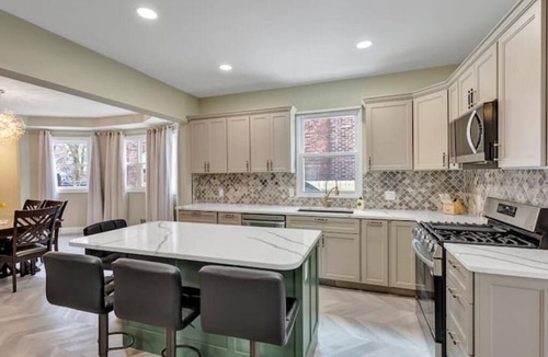 Cleveland House | Stylish 3 Bedroom 3 Full Bathrooms Near Lake Erie
