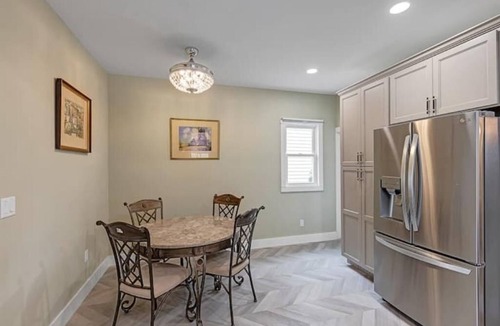 Cleveland House | Stylish 3 Bedroom 3 Full Bathrooms Near Lake Erie